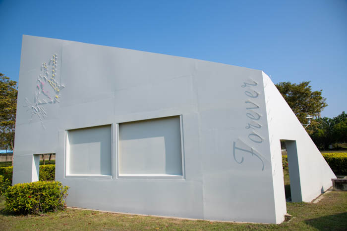 戶外作品《此刻．永恆》上午會看到Forever與蝴蝶的影子圖案