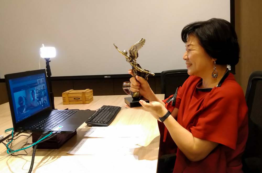 奇美文化基金會執行長郭玲玲，透過網路與奇美藝術獎得主互動。