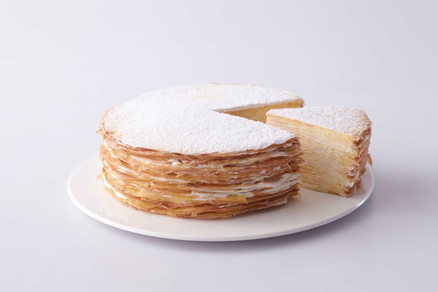 深藍的千層蛋糕遠近馳名，圖為法式千層6吋，售價980元。
