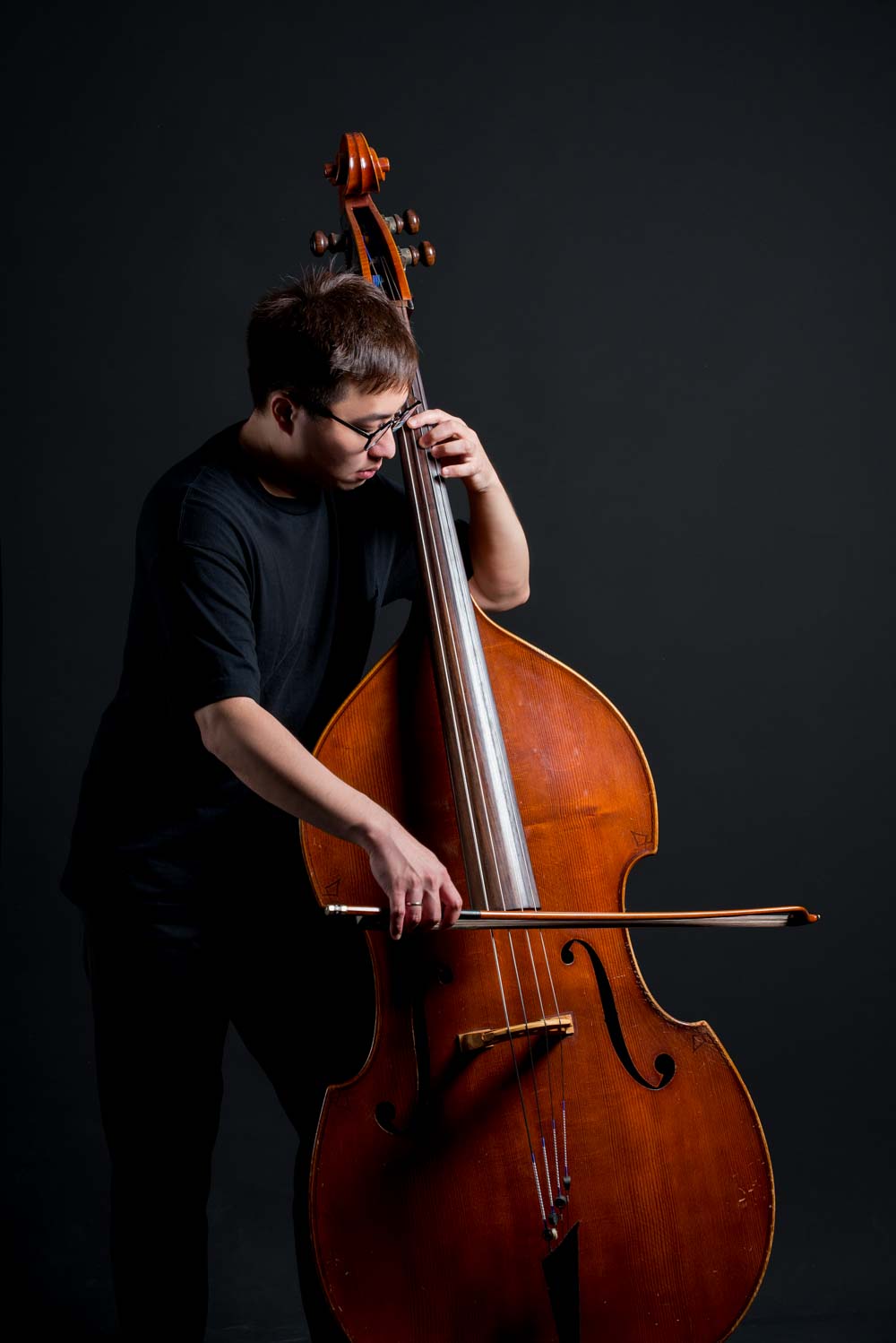 法國廣播愛樂管弦樂團低音提琴副首席張瑋祐，將在《曾宇謙與朋友們－從巴赫到舒伯特的樂思之旅》演出。奇美博物館提供.jpg