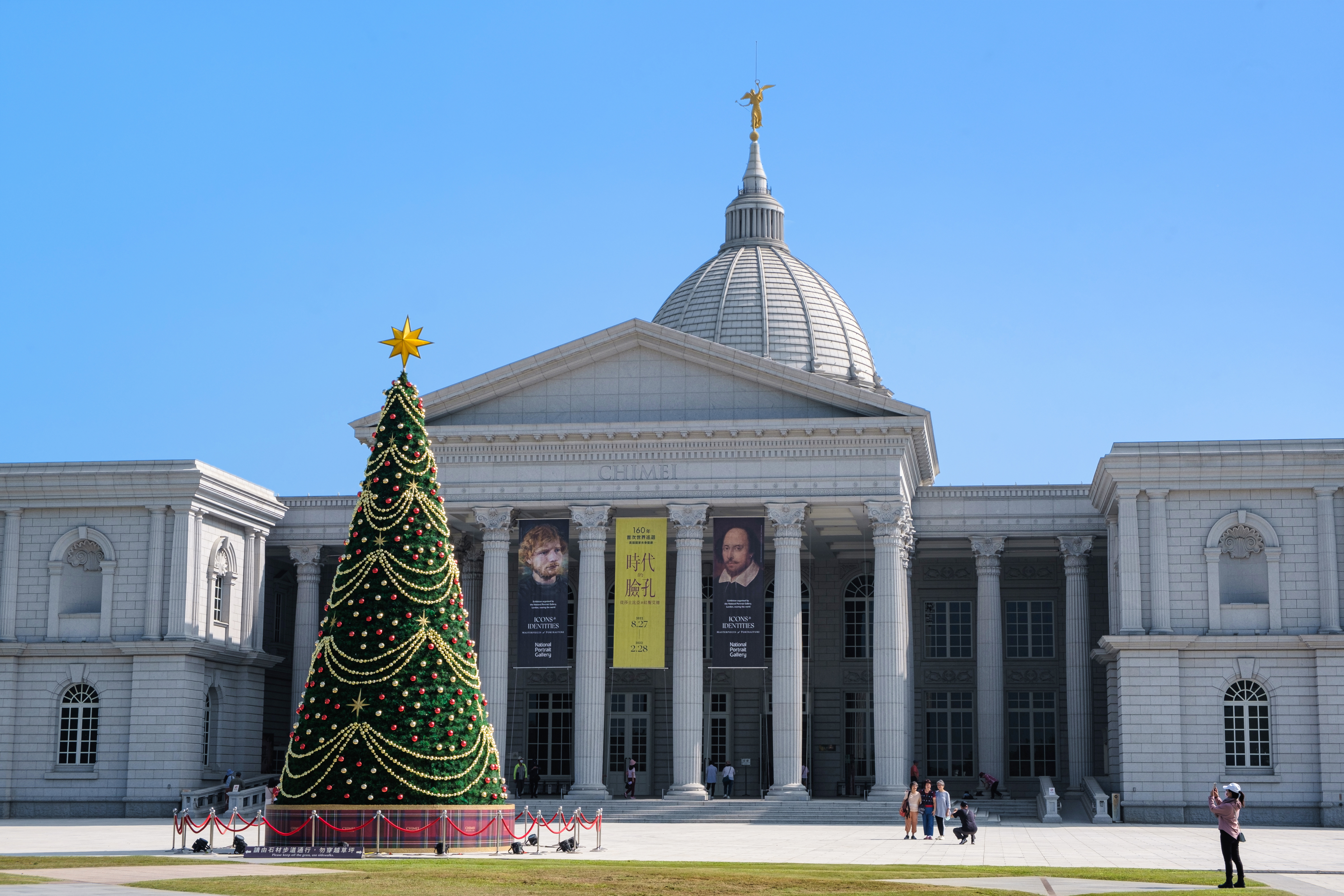 奇美博物館今年三十週年，「幸福聖誕樹」呈現華麗高貴的慶典意象。