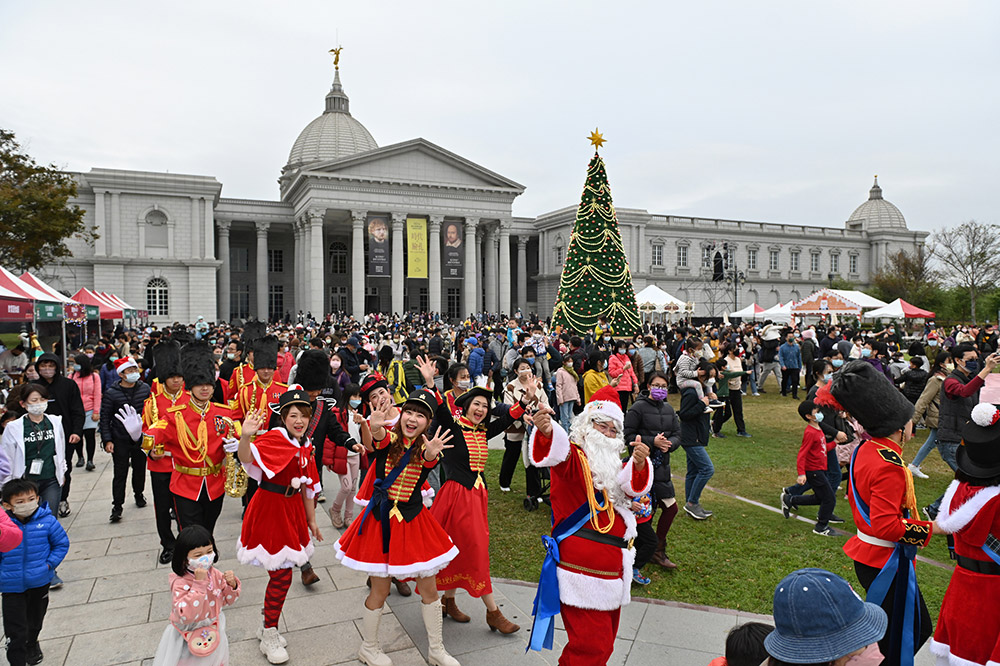 2022奇美聖誕週末，聖誕老公公與英國士兵大遊行。