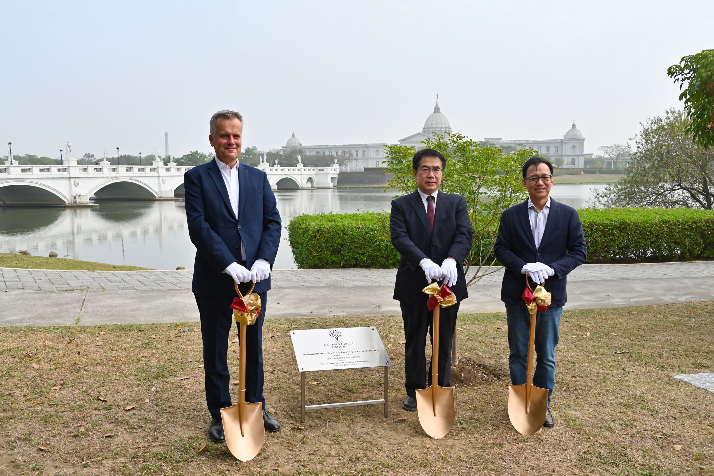 英國在台辦事處代表鄧元翰（左起）邀請台南市長黃偉哲、奇美博物館館長許家彰，一同參與紀念已故英國女王的植樹活動。