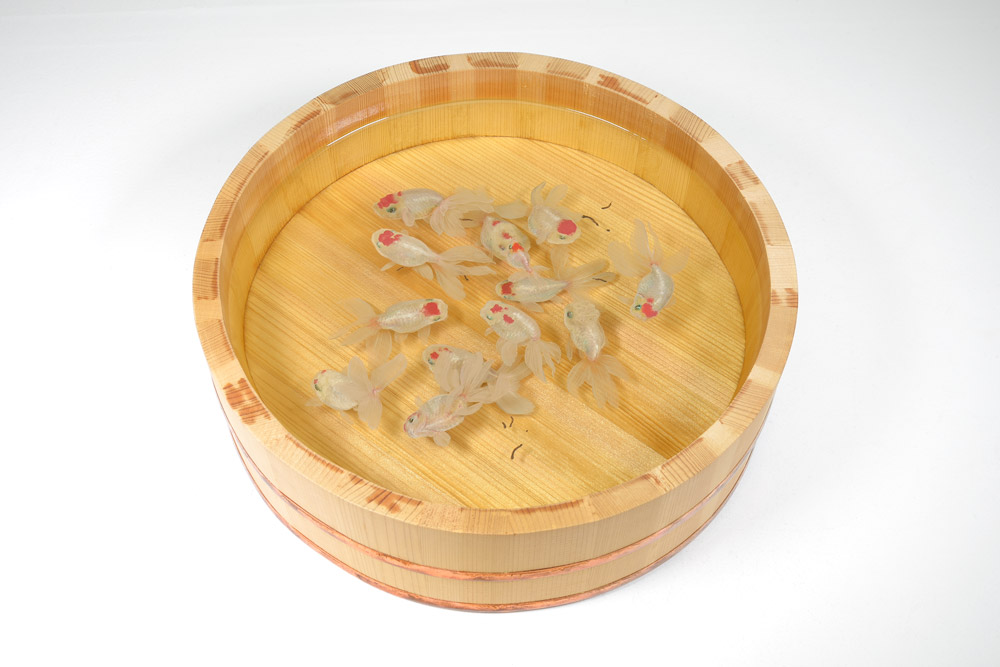 四個桶〈雪丹〉，2009，日式壽司木盆、樹脂、壓克力顏料，財團法人毓繡文化基金會借展  ©Riusuke Fukahori