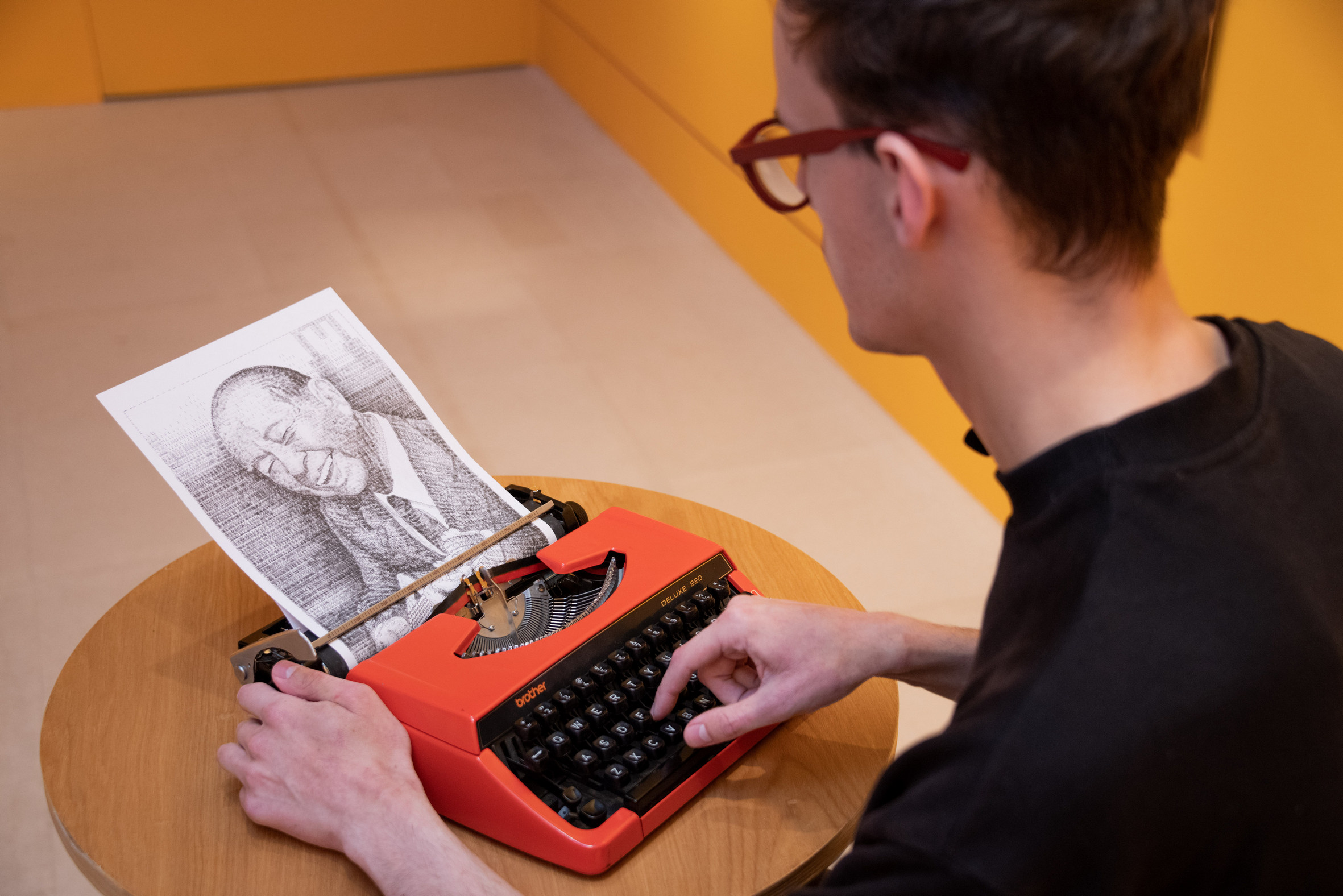 「跳出格子吧！」特展「機器超展開」打字機展區，用打字機畫畫，藝術家庫克現場創作奇美創辦人許文龍的肖像畫。 (2)