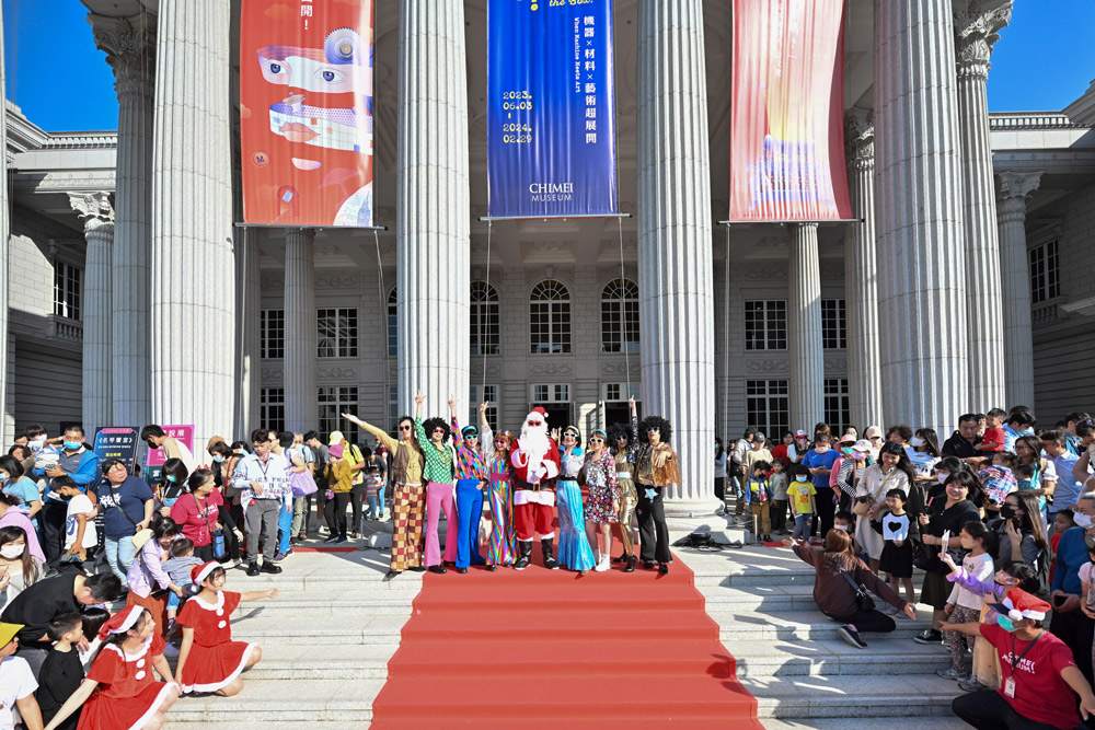 「2023奇美聖誕週末」主打DISCO復古派對,聖誕老公公與遊行隊伍亮相。