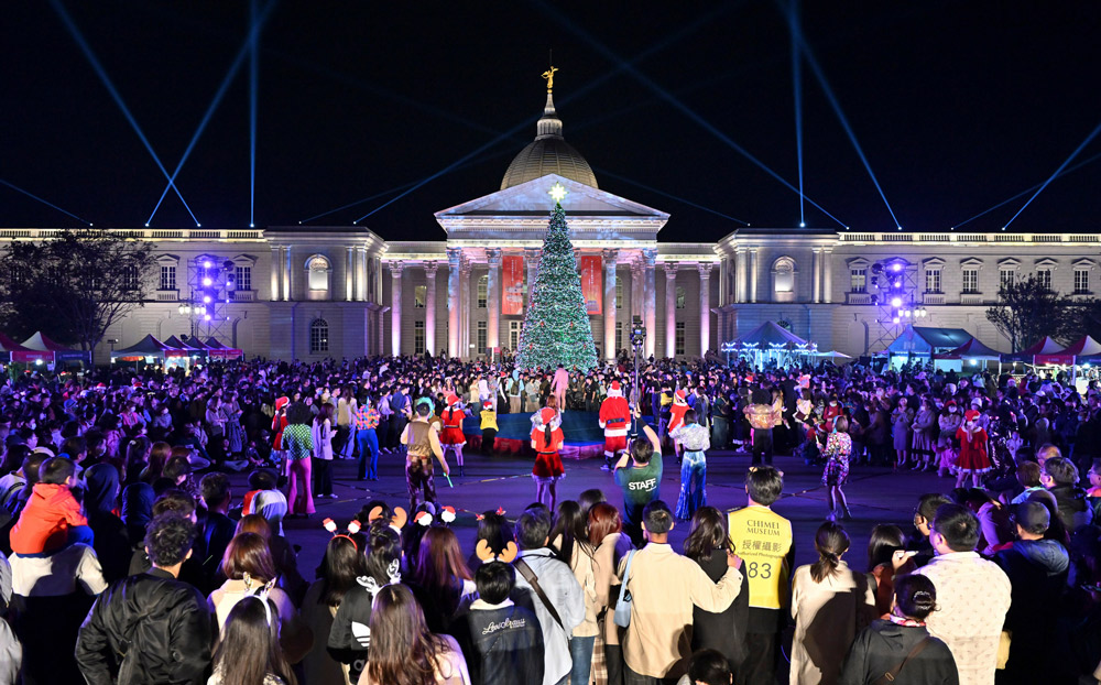 「2023奇美聖誕週末」吸引民眾參與,圖為聖誕大舞會現場。