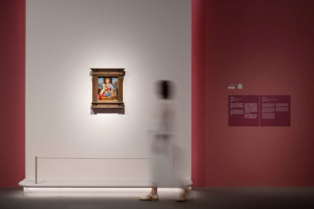 奇美博物館《英國國家藝廊珍藏展》第一單元「人文的甦醒：歐洲文藝復興繪畫」，拉斐爾的作品〈聖母子與施洗者約翰〉（加瓦聖母）。圖-奇美博物館提供