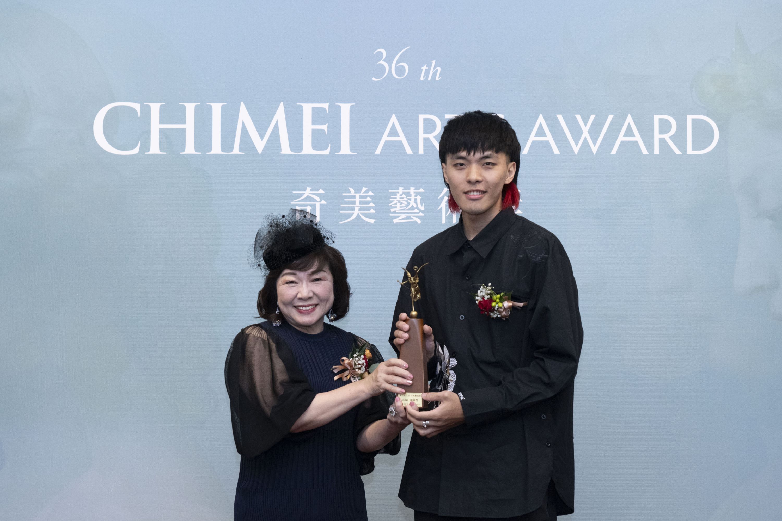 第36屆奇美藝術獎頒獎典禮，奇美文化基金會執行長郭玲玲（左）頒獎給得獎者溫崎君。