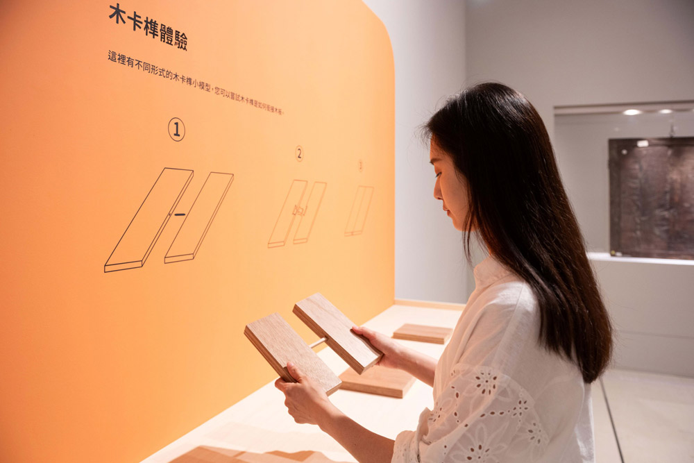 圖2：奇美博物館特展《畫師們》，單元二「如何成為一個專業畫師？」，「木卡榫體驗區」可動手操作不同的卡榫裝置。