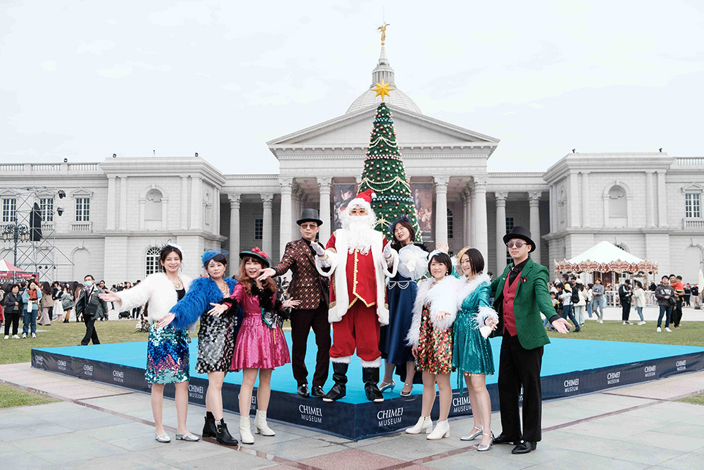 奇美博物館2024聖誕週末，聖誕老公公與好友們為活動炒熱氣氛。