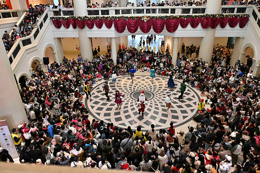 奇美博物館2024聖誕週末，聖誕老公公與好友們為活動炒熱氣氛。