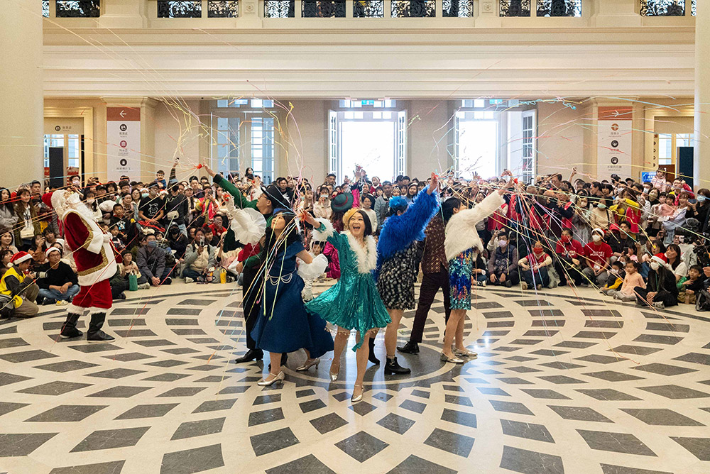 奇美博物館2024聖誕週末，聖誕老公公與好友們為活動炒熱氣氛。 (4)