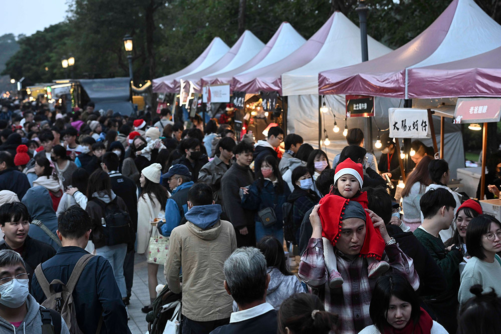 奇美博物館2024聖誕週末，聖誕市集匯集逾百家風格攤位，吸引民眾品嘗美食。