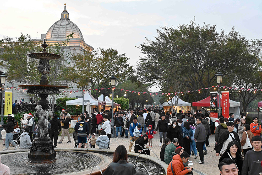 奇美博物館2024聖誕週末，聖誕市集匯集逾百家風格攤位，吸引民眾品嘗美食。-(5)