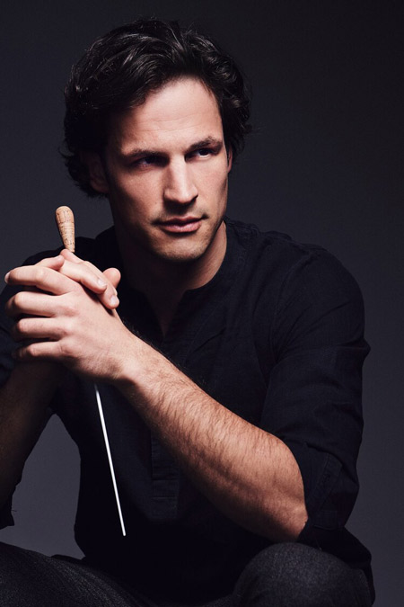 奇美音樂節「提琴炫技、交響輝煌」，由當代古典樂壇演奏與指揮雙棲之音樂家，安德列斯．奧登薩默擔任指揮。圖-Dan-Carabas攝影