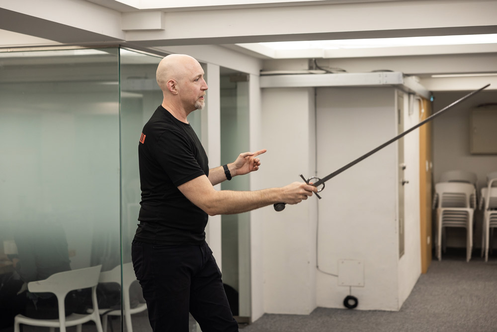 伯爾曼先進行武術示範與講解--台灣歷史歐洲武術文化協會-提供1000s