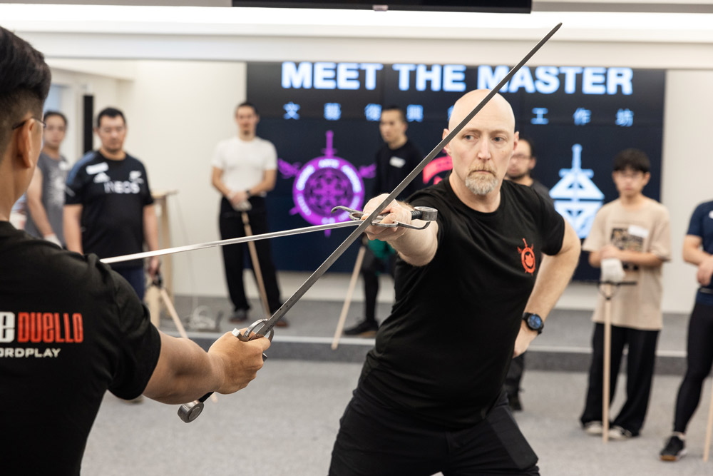 體驗－伯爾曼先生與助教進行武術示範-台灣歷史歐洲武術文化協會提供