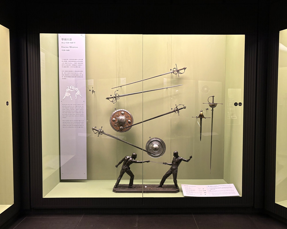由伯爾曼先生帶領觀眾走入兵器廳，導覽解說奇美典藏競技兵器