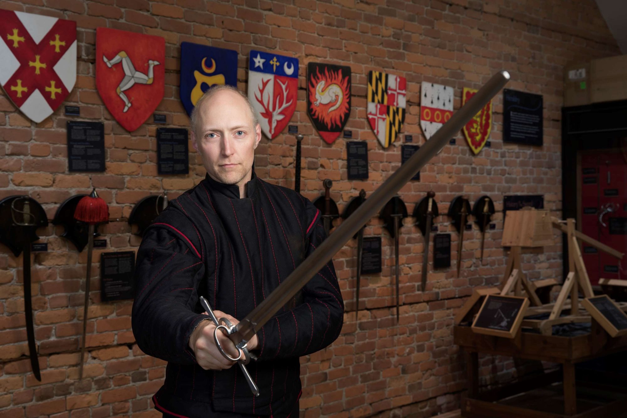 奇美博物館首度推出兵器體驗活動，由西洋武術大師戴文．伯爾曼（Devon Boorman）親臨授課。圖-Devon Boorman提供