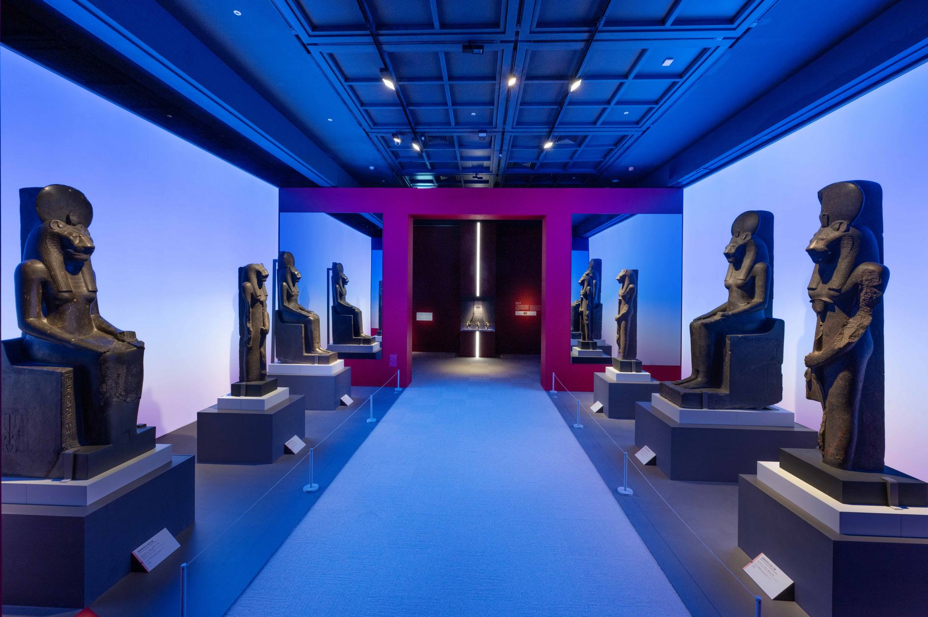 奇美博物館特展《埃及之王：法老》第三單元「身為大祭司的王」，設計汲取古埃及神廟的「空間序列」為靈感，展現古埃及崇尚的對稱美學。