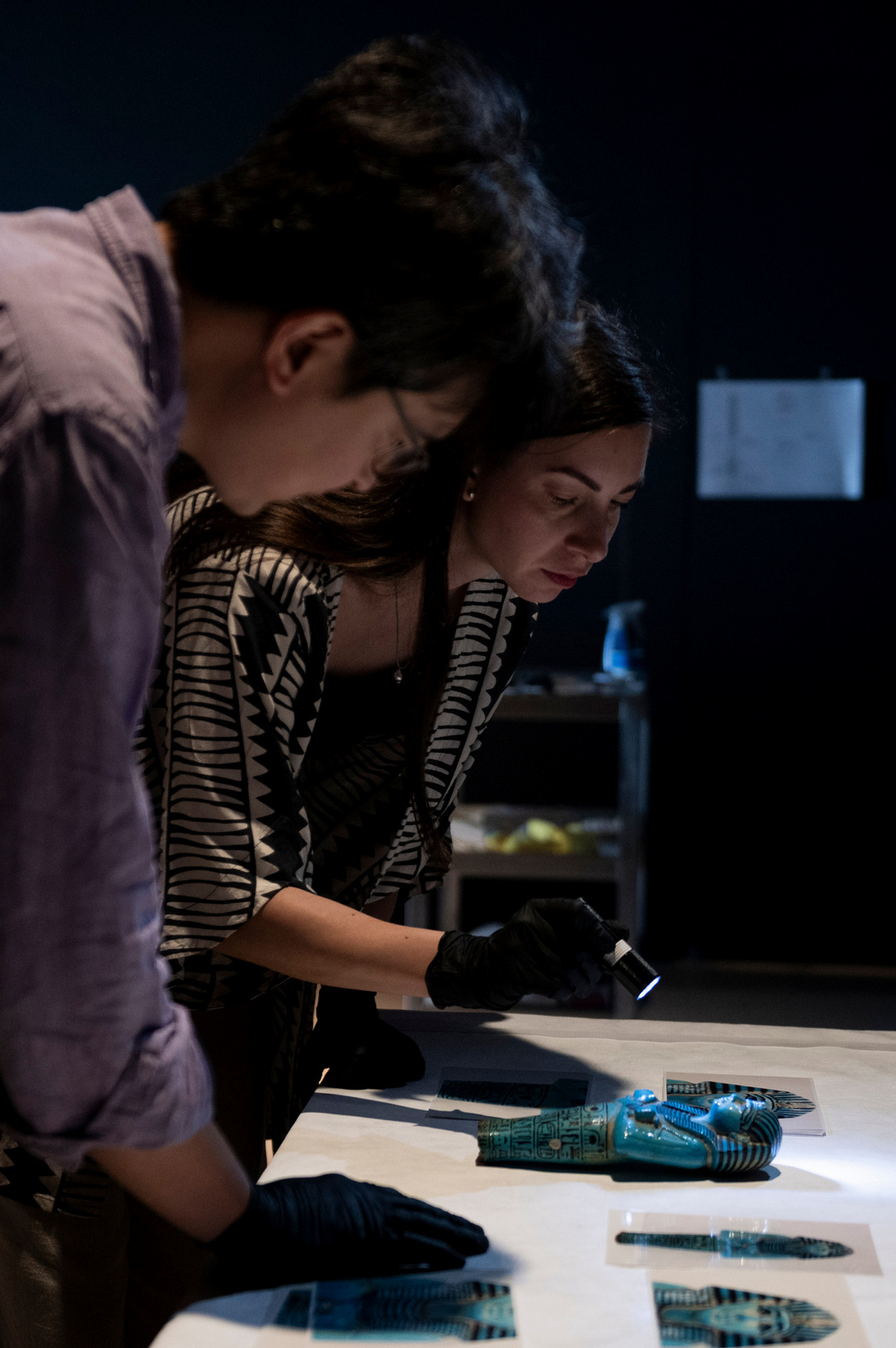 奇美博物館特展《埃及之王：法老》布展過程，大英博物館與奇美博物館工作人員仔細檢視展品〈塞提一世的沙布提俑〉。