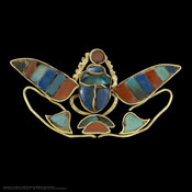 描繪辛努塞爾特二世王位名的飾物