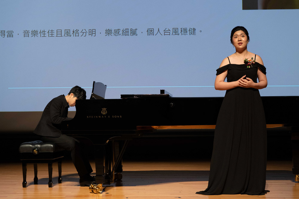圖8-第38屆奇美藝術獎頒獎典禮,音樂類聲樂組得獎者楊鈞淇現場登台獻唱。圖:奇美博物館提供-s