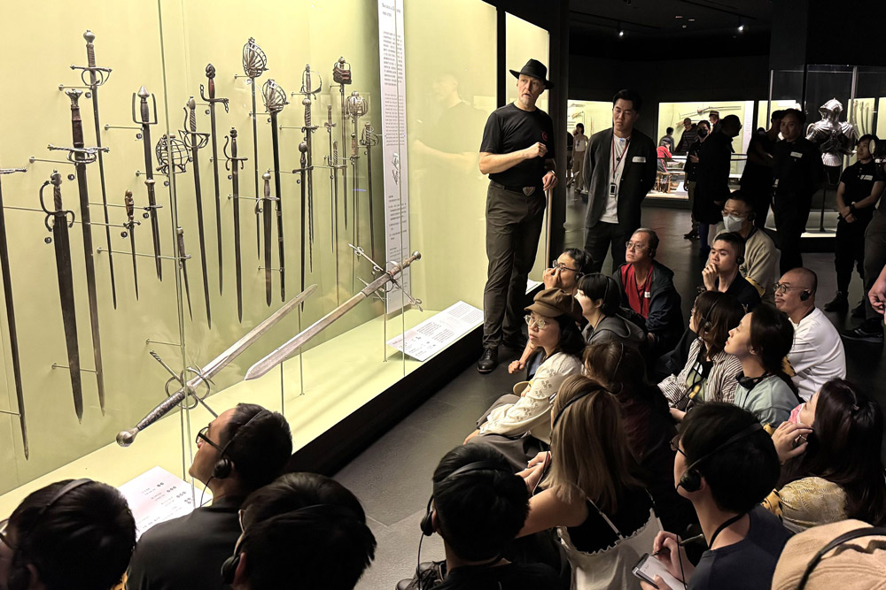 奇美博物館「西洋武術大師工作坊」除了實作練習,還包含兵器廳導覽,介紹不同古兵器的設計與用途。